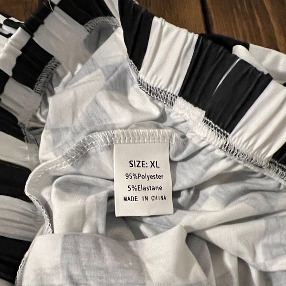 SHEIN Black and White Checkered Joggers - Picture 4 of 4